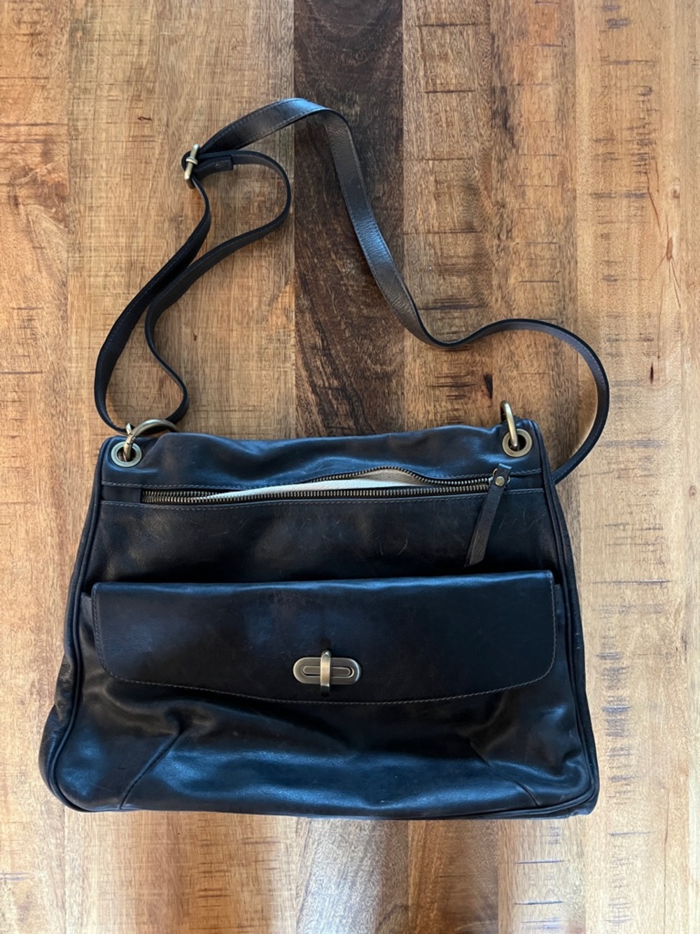 Pulicati Black Leather Shoulder Bag with Front Flap